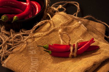 Siyah arkaplanda kırmızı biber