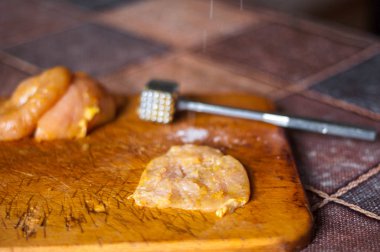 Ev yapımı tavuk pişirme ile çiğ et pirzola ve köri baharat yakın çekim