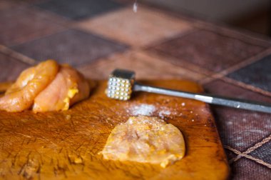 Ev yapımı tavuk pişirme ile çiğ et pirzola ve köri baharat yakın çekim