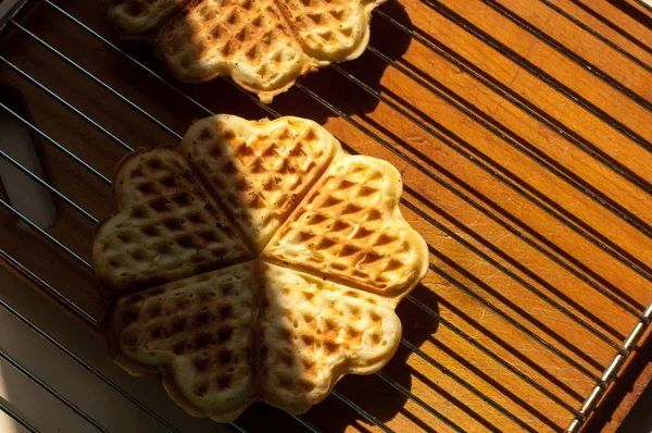 Tahta bir arka planda waffle.