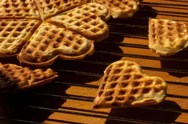 Tahta bir arka planda waffle.