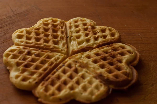 Waffeln auf einem hölzernen Hintergrund — Stockfoto