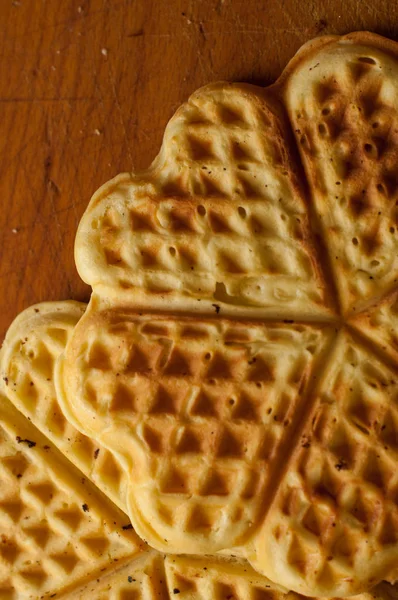 Tahta bir arka planda waffle. — Stok fotoğraf