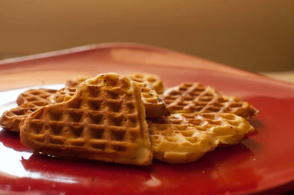 Gofres horneados en plato sobre fondo blanco — Foto de Stock