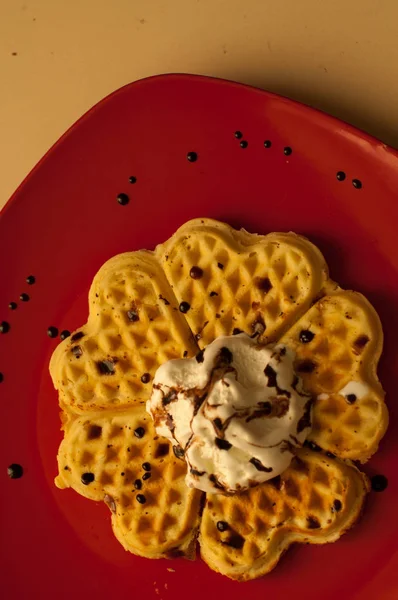 Gofres belgas con bayas (grosellas, fresas) y helado — Foto de Stock