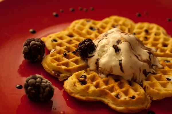 Çilek (kuş üzümü, çilek) ve dondurma ile Belçika waffle