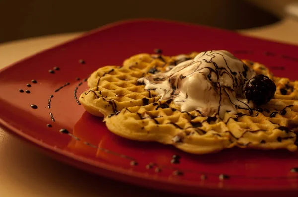 Belgische Waffeln mit Beeren (Johannisbeeren, Erdbeeren) und Eis — Stockfoto