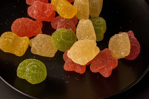 Renkli şeker close-Up. karışık Meyve aromalı siyah plaka reçel