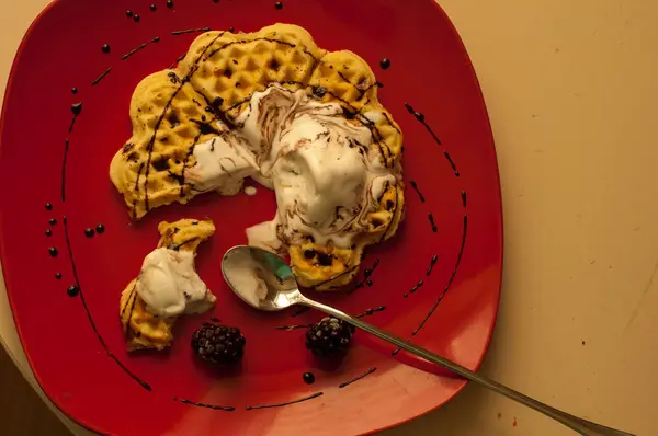 Gofres belgas con bayas (grosellas, fresas) y helado — Foto de Stock