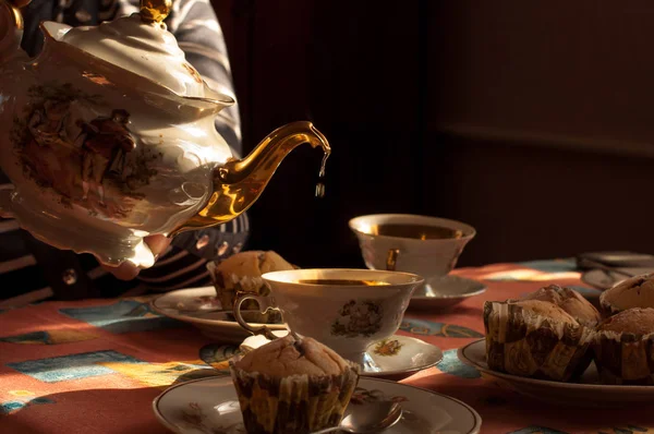 yeşil çay bir su ısıtıcısı yaldız