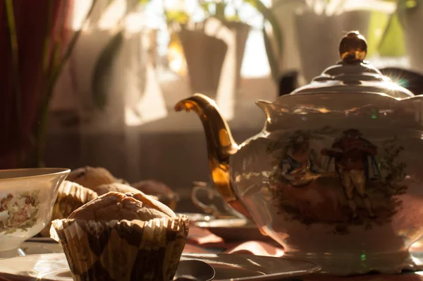 bir bardak çay ile yulaf gevreği ile ev yapımı kurabiye