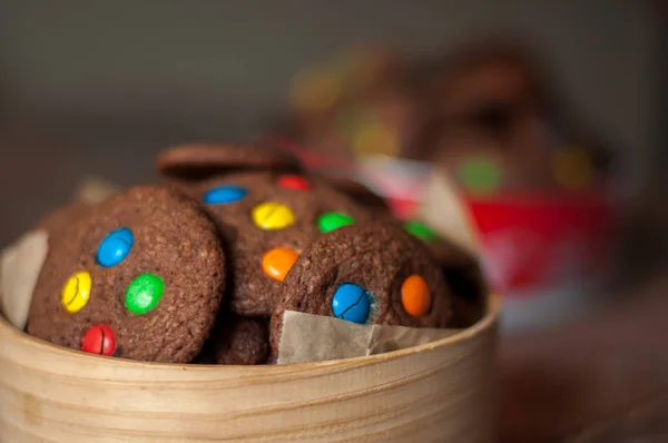 Galletas de chocolate con chips de caramelo de colores — Foto de Stock