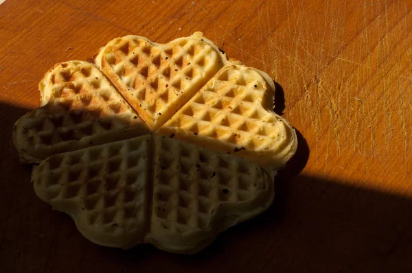 Tahta bir arka planda waffle.