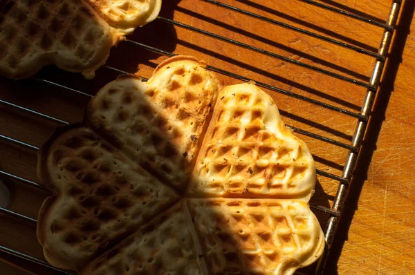 Waffeln auf einem hölzernen Hintergrund — Stockfoto