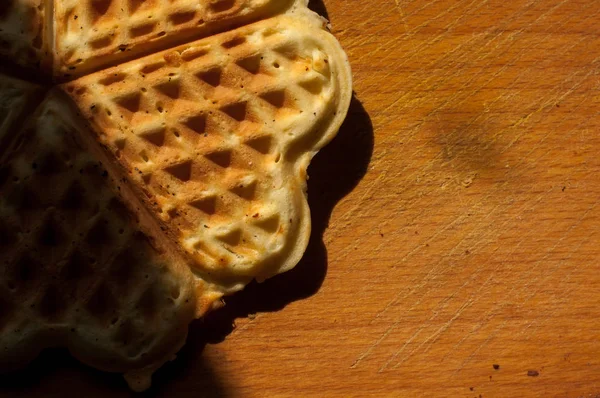 Tahta bir arka planda waffle.