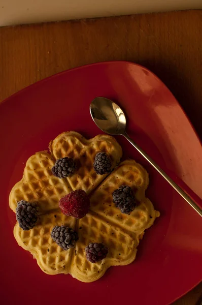 Leckere Waffeln mit Blaubeeren — Stockfoto