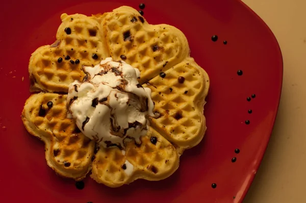 Çilek (kuş üzümü, çilek) ve dondurma ile Belçika waffle
