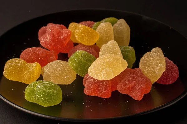 Renkli şeker close-Up. karışık Meyve aromalı siyah plaka reçel