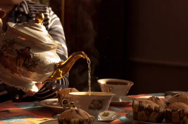 yeşil çay bir su ısıtıcısı yaldız