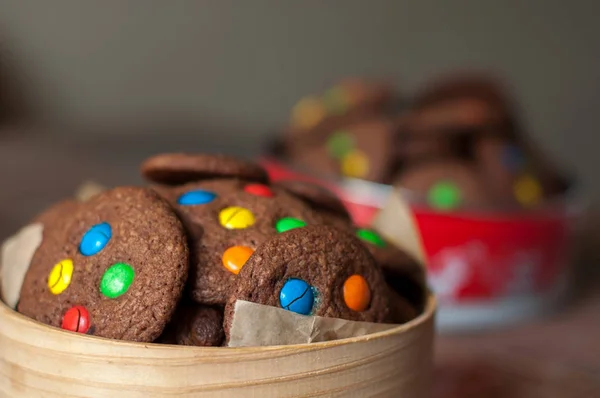 Galletas de chocolate con chips de caramelo de colores — Foto de Stock