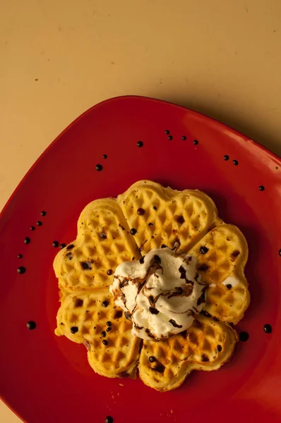 Belgische Waffeln mit Beeren (Johannisbeeren, Erdbeeren) und Eis — Stockfoto