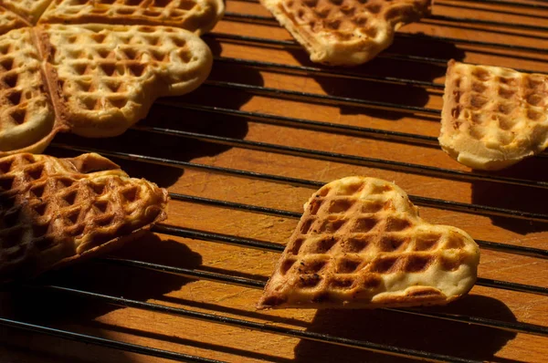 Waffles em um fundo de madeira — Fotografia de Stock