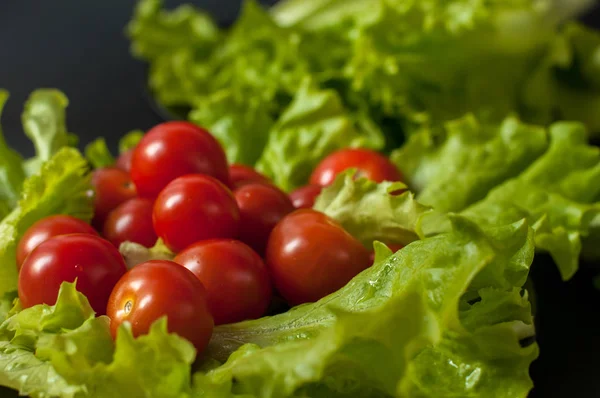 Sağlıklı vejetaryen salata domates ve marul üzerine siyah plaka