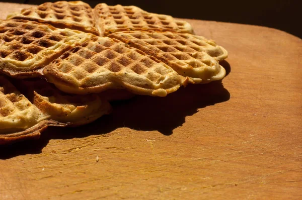 Tahta bir arka planda waffle.