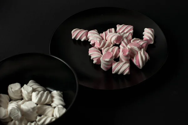 Marshmallows na černém pozadí s copyspace. Pohled na ploché ležel nebo top. Pozadí nebo textury barevné mini marshmallows. — Stock fotografie