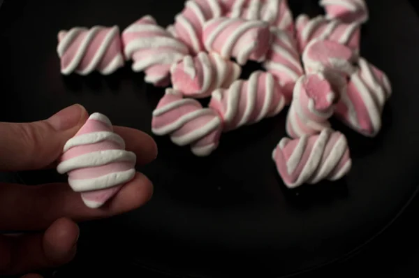 Marshmallows på svart bakgrund med copyspace. Platt lekmanna eller övre vyn. Bakgrund eller konsistens av färgglada mini marshmallows. — Stockfoto