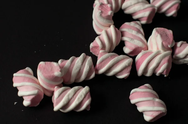 Marshmallows em fundo preto com copyspace. Deitado plano ou vista superior. Fundo ou textura de mini marshmallows coloridos . — Fotografia de Stock