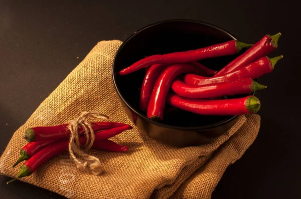 Siyah arkaplanda kırmızı biber