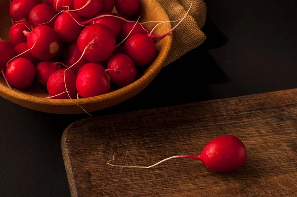 Kırmızı Avrupa turp / kırmızı turp / kırmızı siyah bir zemin üzerine doğal Avrupa turp