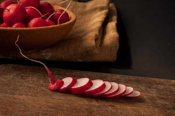 Kırmızı Avrupa turp / kırmızı turp / kırmızı siyah bir zemin üzerine doğal Avrupa turp