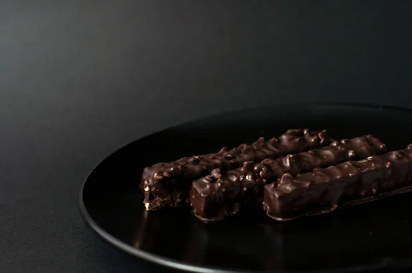Cialde al cioccolato con noci su fondo nero . — Foto Stock