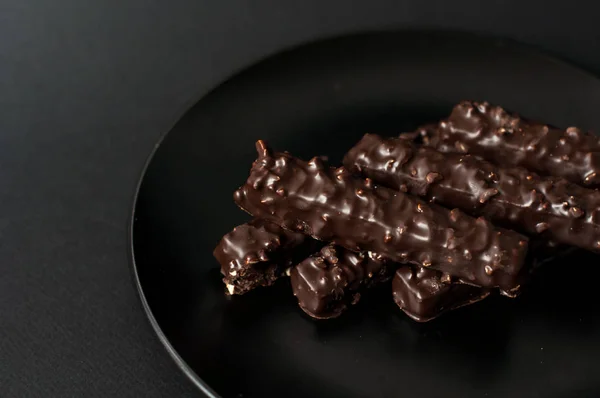 Čokoládové oplatky s ořechy na černém pozadí. — Stock fotografie