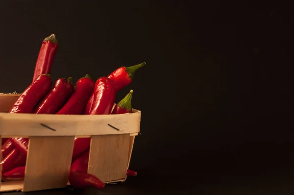 Chiles rojos sobre fondo negro — Foto de Stock