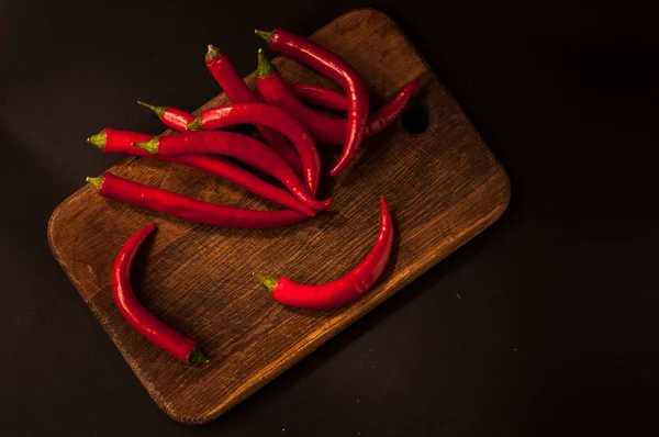 Chiles rojos sobre fondo negro — Foto de Stock