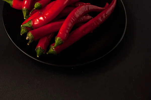 Chiles rojos sobre fondo negro — Foto de Stock