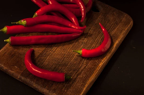 Chiles rojos sobre fondo negro — Foto de Stock