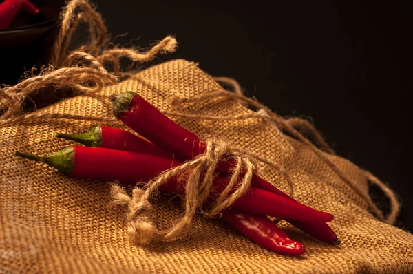 Siyah arkaplanda kırmızı biber