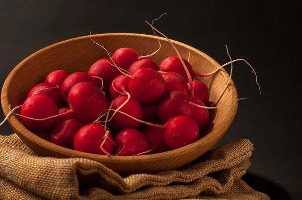 Kırmızı Avrupa turp / kırmızı turp / kırmızı siyah bir zemin üzerine doğal Avrupa turp