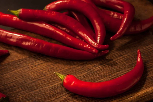 Siyah arkaplanda kırmızı biber