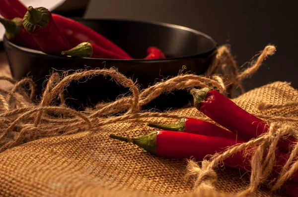 Siyah arkaplanda kırmızı biber