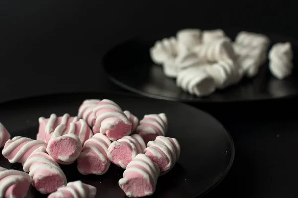 Marshmallows em fundo preto com copyspace. Deitado plano ou vista superior. Fundo ou textura de mini marshmallows coloridos . — Fotografia de Stock