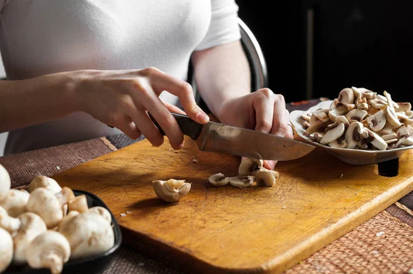 adam kesme mantar ahşap kesme tahtası üzerinde