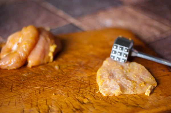 Ev yapımı tavuk pişirme ile çiğ et pirzola ve köri baharat yakın çekim