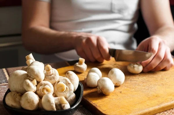 adam kesme mantar ahşap kesme tahtası üzerinde