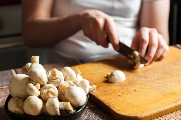 adam kesme mantar ahşap kesme tahtası üzerinde