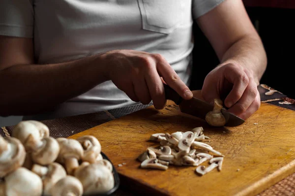 adam kesme mantar ahşap kesme tahtası üzerinde